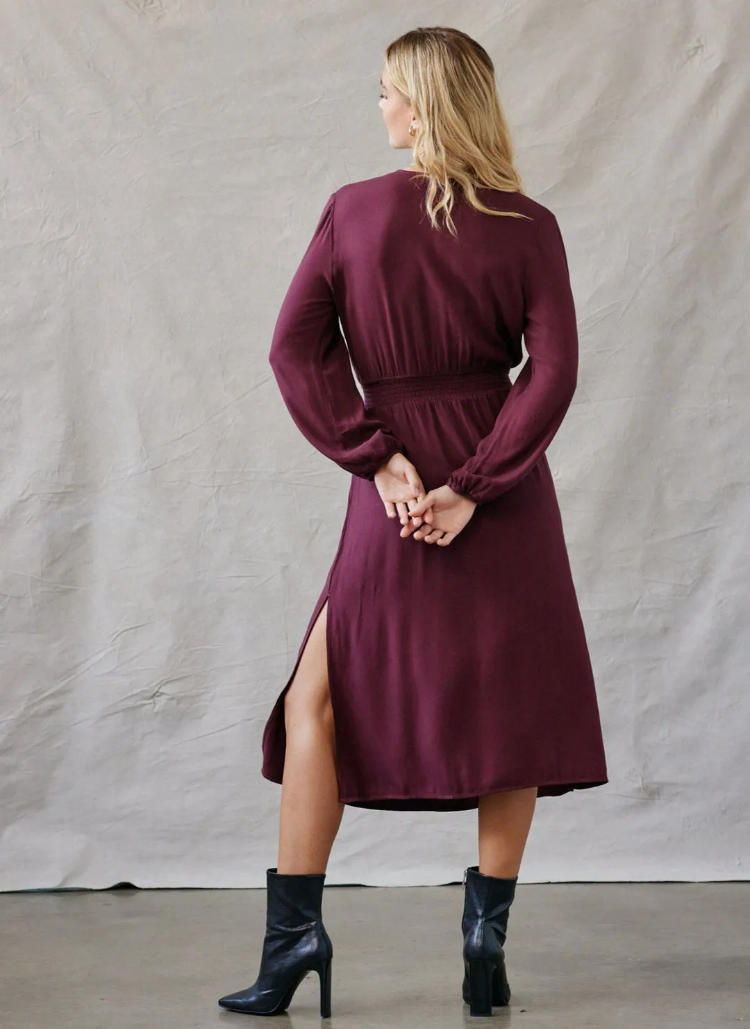 bella dahl cross front belted maxi dress in wildberry